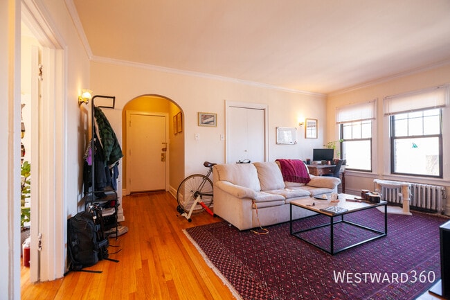 Building Photo - 1618 W Farwell Ave