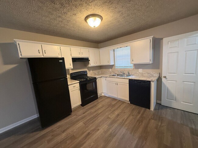 Foto del edificio - 113/115 Deer Creek Dr