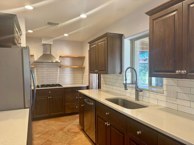 Foto del edificio - Beautifully updated 3-bedroom, 2-bath home