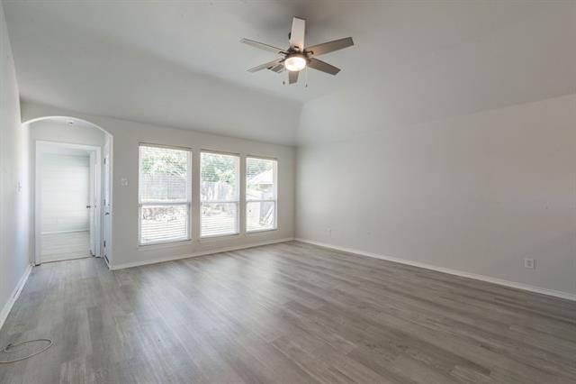 Foto del edificio - 912 Hidden Oaks Dr