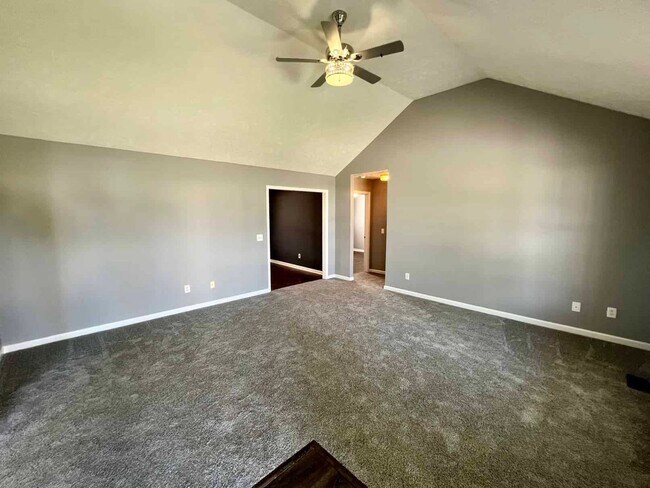Building Photo - 3 Bed 2 Bath Home, Huge Fenced Backyard!