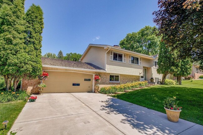 Building Photo - 1551 Red Cedar Rd