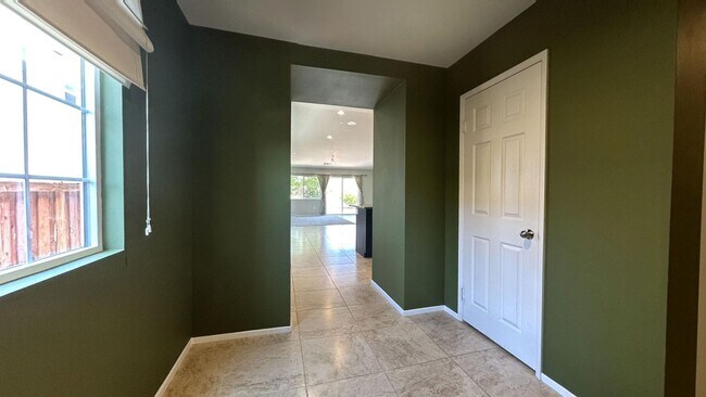 Foto del edificio - Price Reduction!! Gorgeous 3 Bedroom 2 Bat...