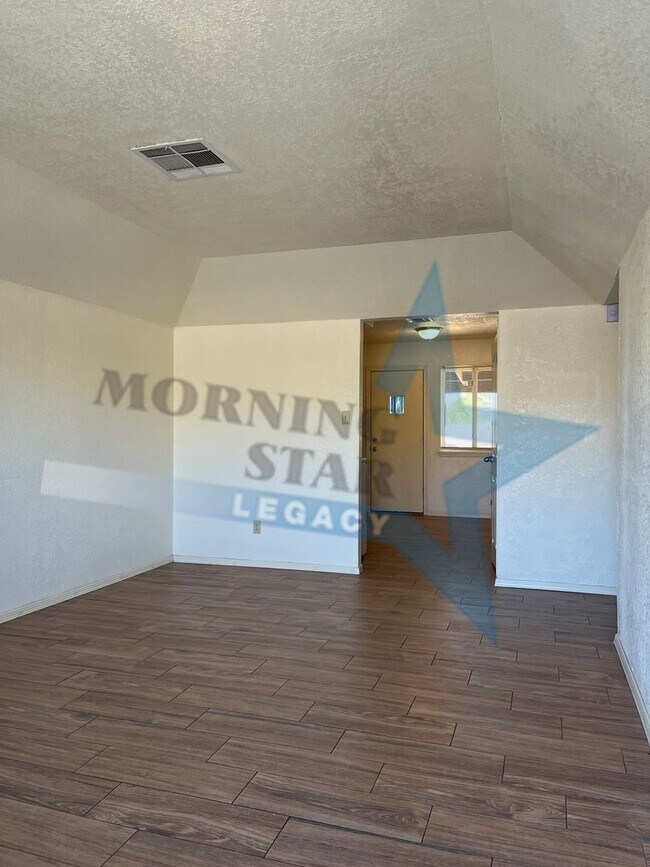Building Photo - Affordable and convenient! 2 bed, 1 bath w...
