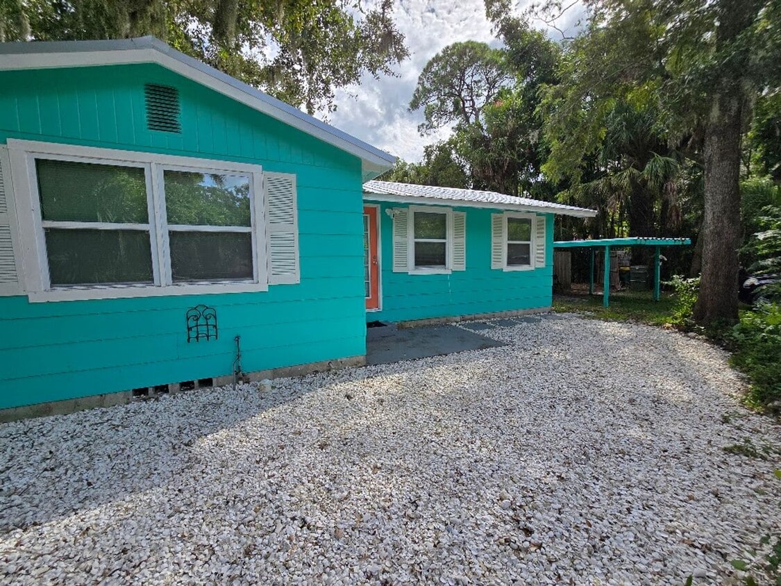 Primary Photo - GORGEOUS 4 BEDROOM 2 BATHROOM COTTAGE STYL...