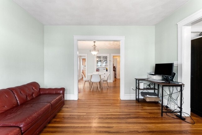 Building Photo - 15 Carney St