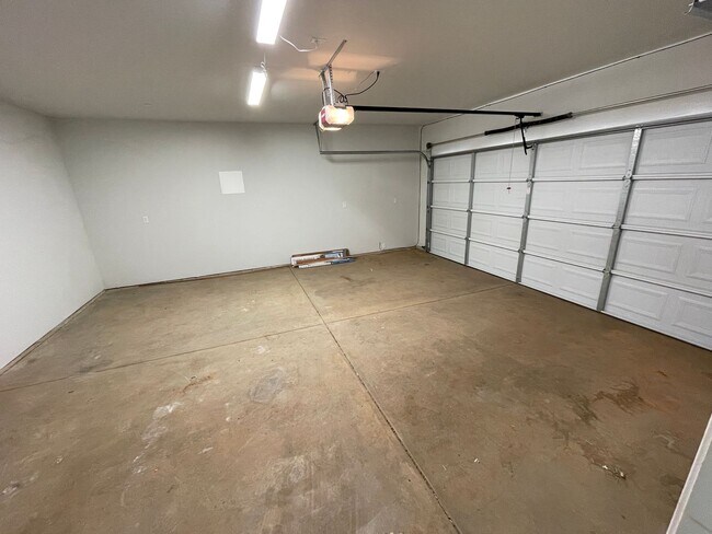 Foto del edificio - 2 bedroom 2 bath, With garage and fenced yard