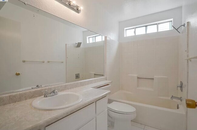 Foto del edificio - 3480 Briar Ln