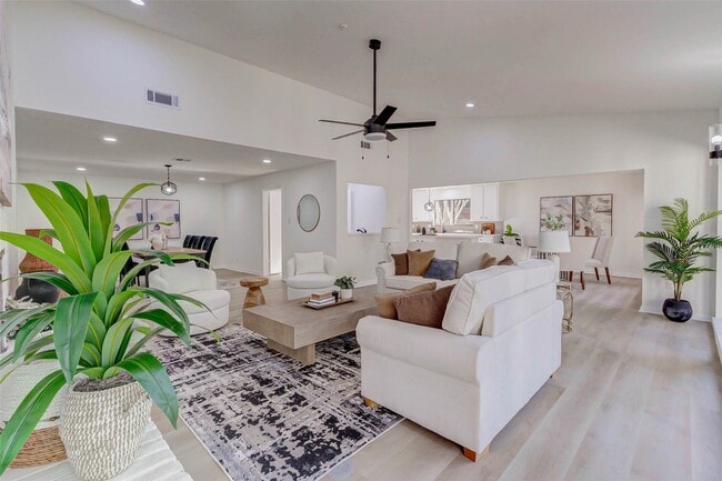 Building Photo - 10303 Chevy Chase Dr