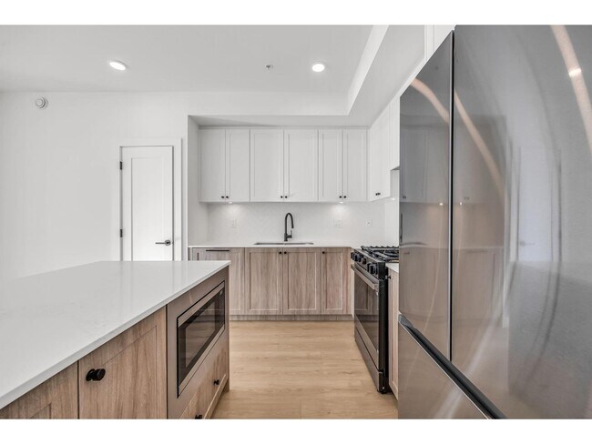 Building Photo - 19885-19876 76 Ave