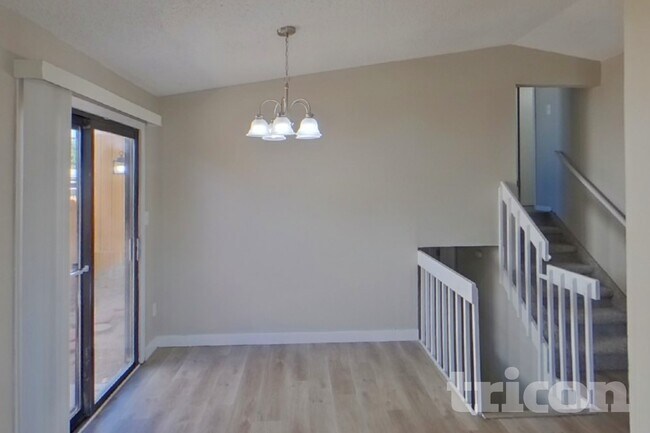 Foto del edificio - 3127 Moonbeam Cir S