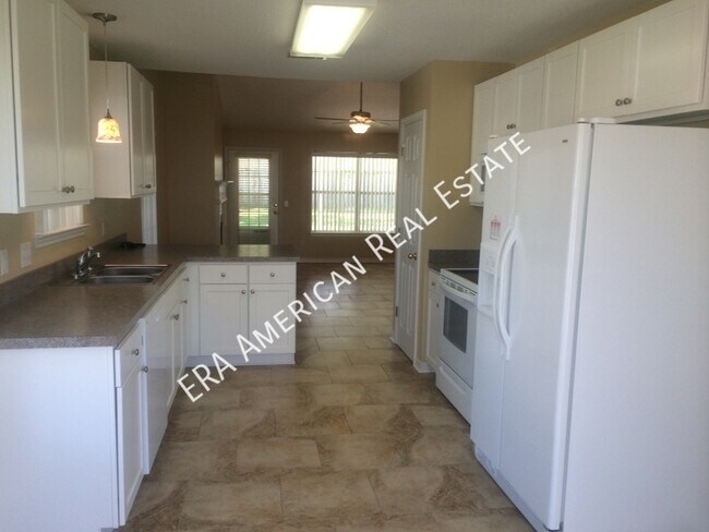Building Photo - 2820 Tamiami Trail