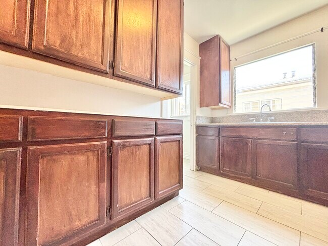 Building Photo - 522 1/2 N Heliotrope Dr Los Angeles, CA 90004