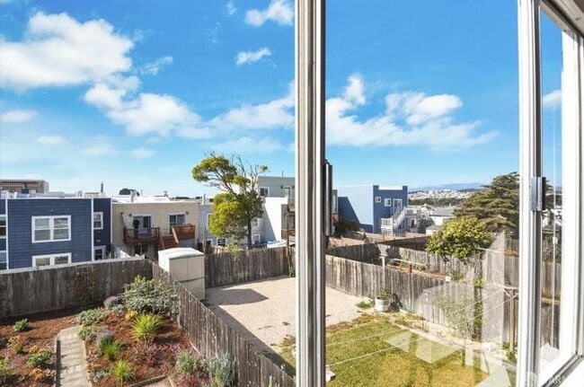 Building Photo - 1551 27th Ave