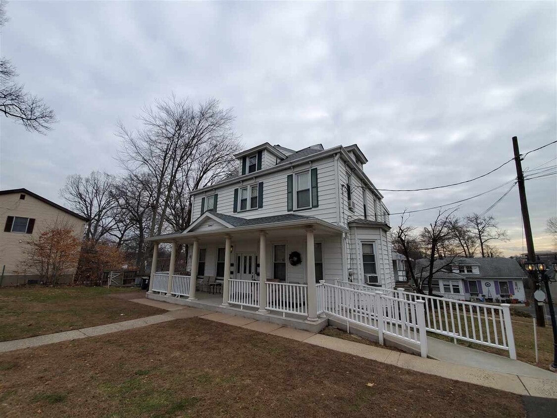 20 N Farview Ave Unit C, Paramus, NJ 07652 Room for Rent in Paramus