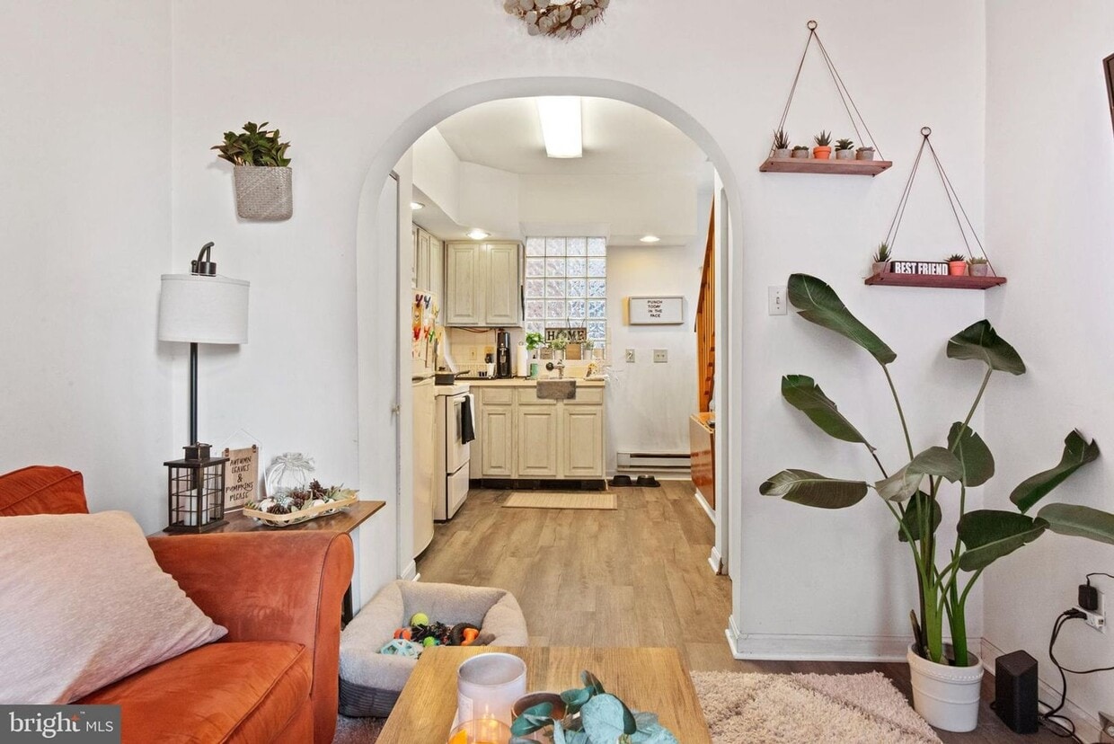 Building Photo - Charming and Spacious One Bedroom Carriage...
