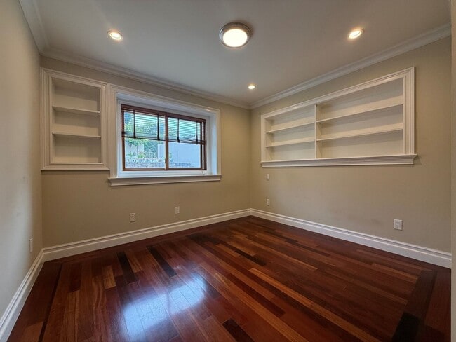 Building Photo - 230 Urbano Dr
