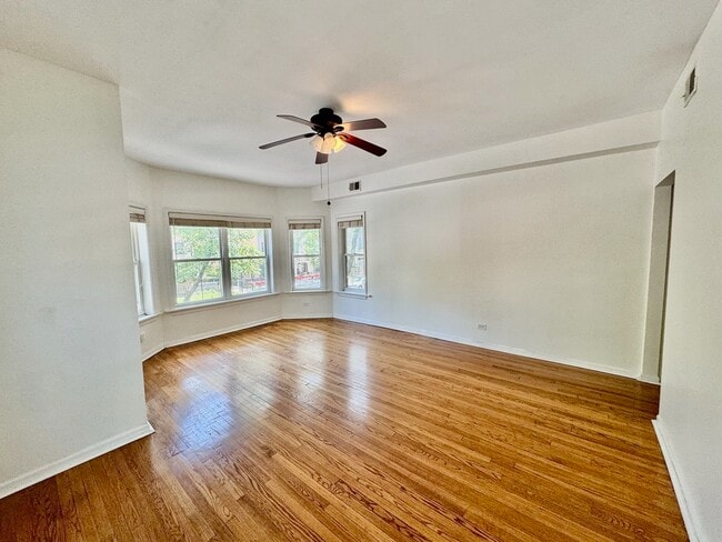 Foto del edificio - 6042 N Kenmore Ave