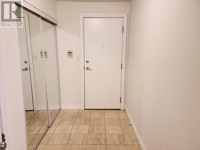 Photo du bâtiment - 801-801 Bay St.
