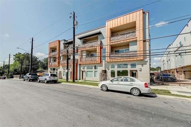 Building Photo - 2827 Manor Rd