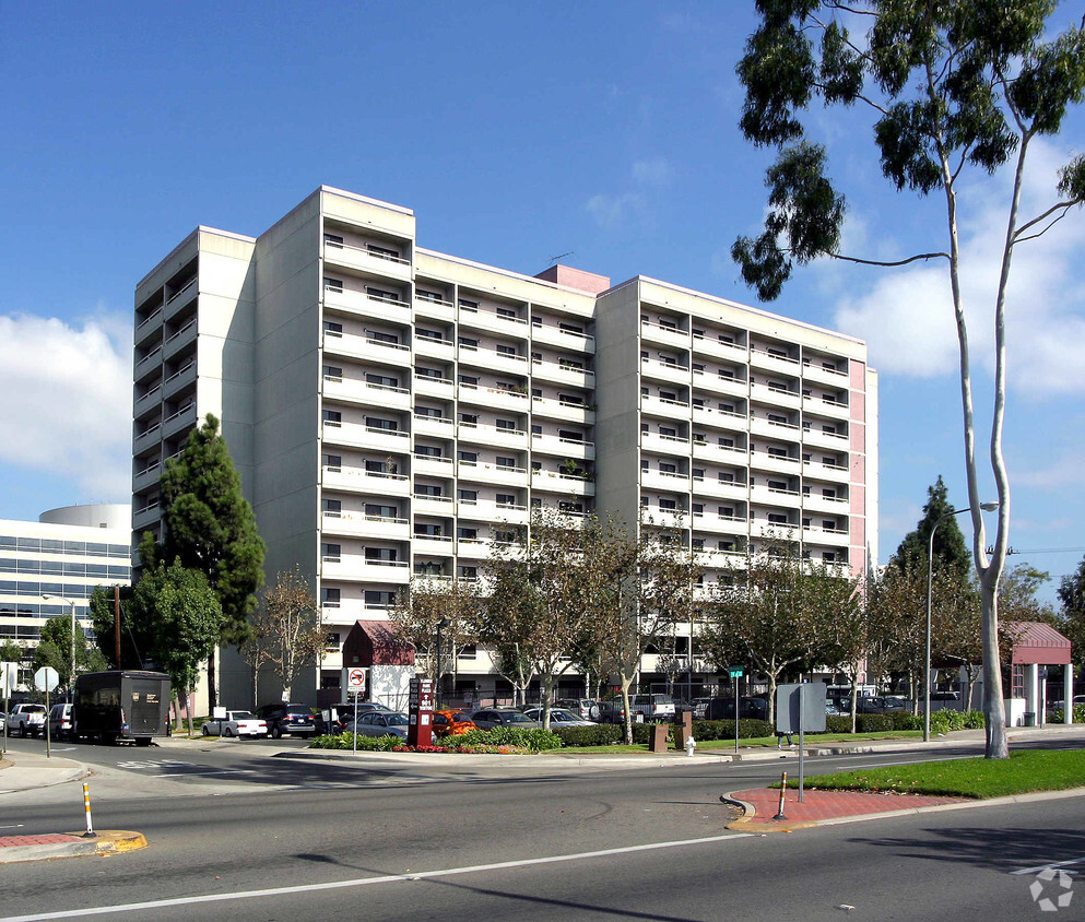 Foto del edificio - Flower Park Plaza Apartments