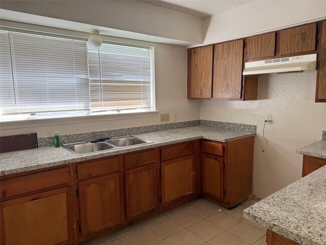 Foto del edificio - 2114 W Greens Rd