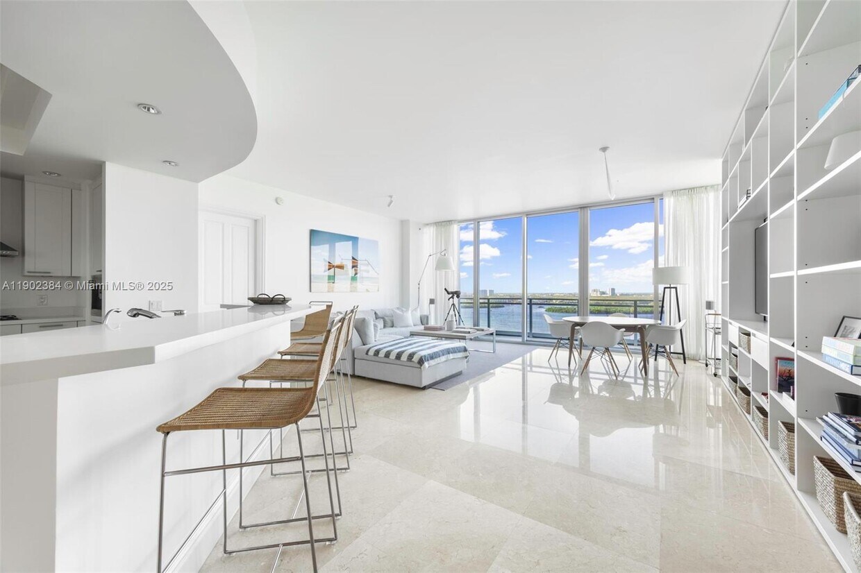 Foto principal - 10295 Collins Ave