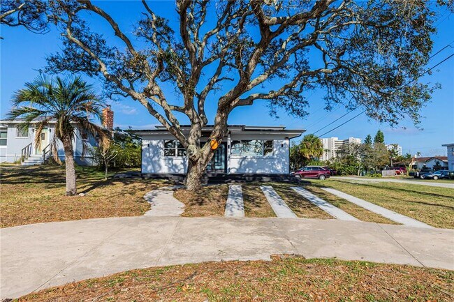 Building Photo - 2061 S Peninsula Dr