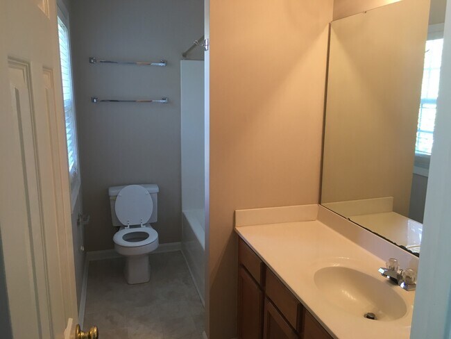 Foto del edificio - 2401 Laurel Falls Ln