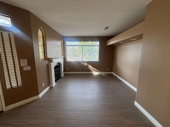 Foto del edificio - Beautiful 2-Bedroom Upper Corner Unit Townhome in Stevenson Ranch!