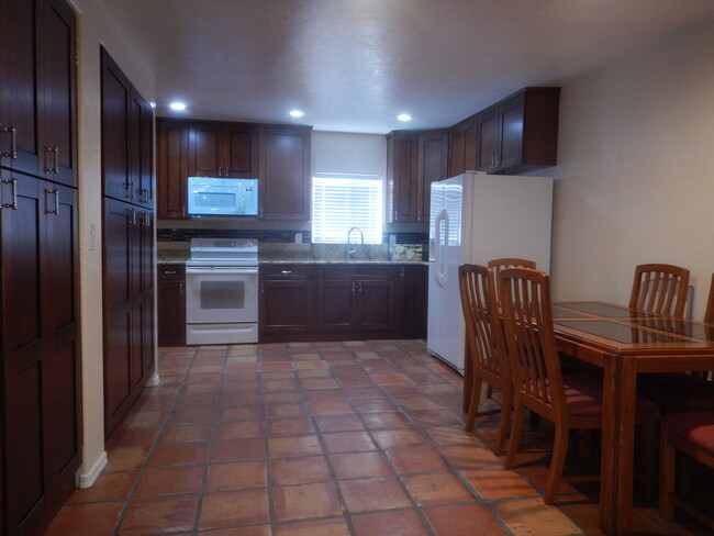 Building Photo - Fully Furnished Home