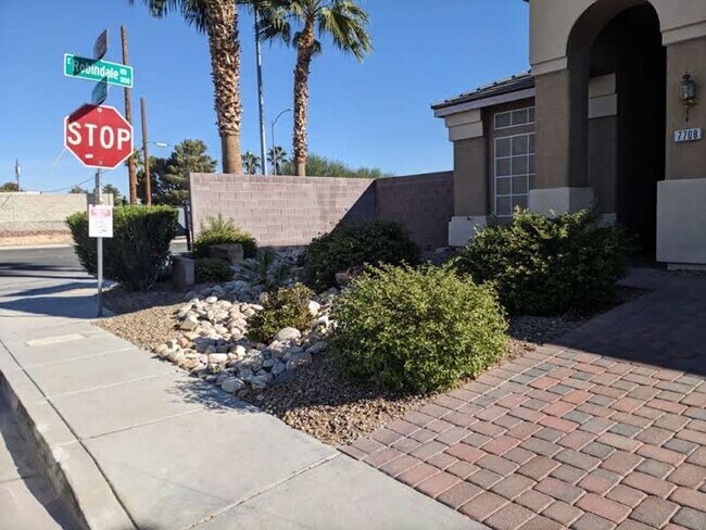 Building Photo - Awesome 3 Bedroom, 2 Bathroom 1 story home...