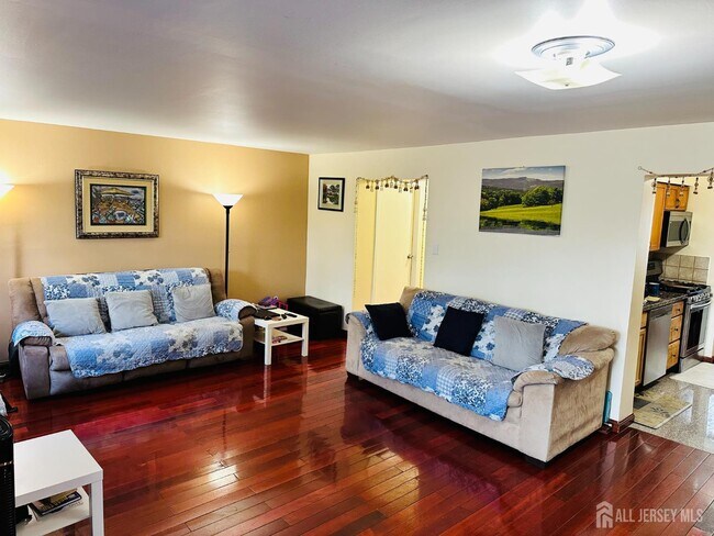 Foto del edificio - 811 Maple Hill Dr