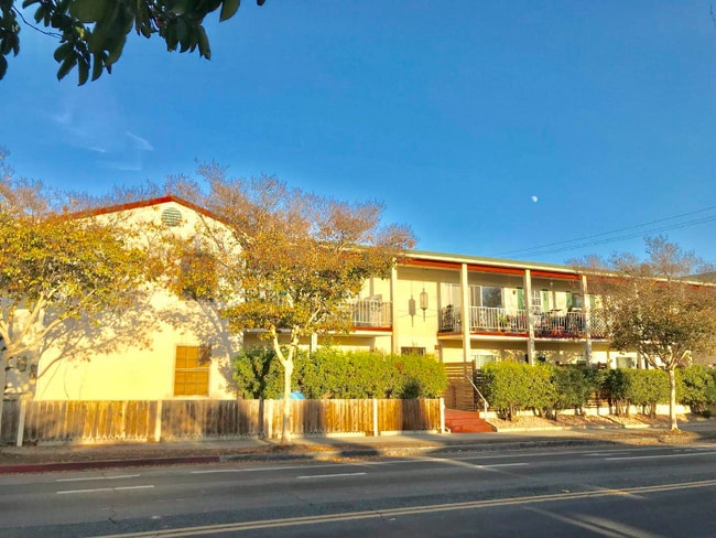 Photo - 2300 Oak St (Santa Monica, CA) Apartment