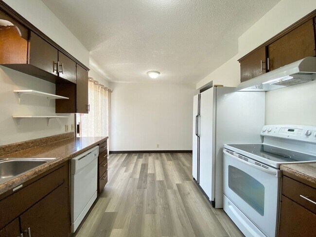 Building Photo - 3 Bed 1 Bath with Attached Garage