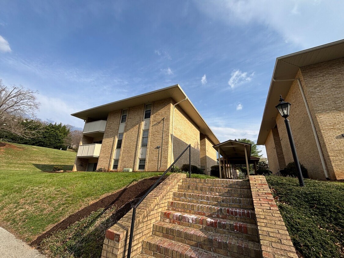 Photo - 5260 Crossbow Circle - Roanoke County - Low Maintenance - Pet Friendly - Hunting Hills