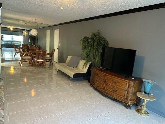 Foto del edificio - 6345 Bay Club Dr