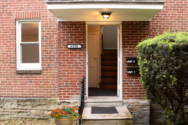 Doorway & Stairwell - 6926 Ardleigh St