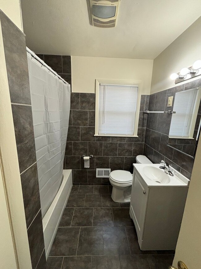 Building Photo - Single Family 3 Bedroom Home
