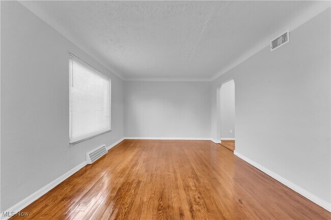 Foto del edificio - 23820 Hartland Rd