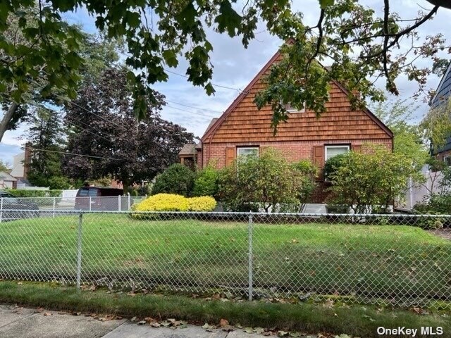 Building Photo - 853 Arthur St