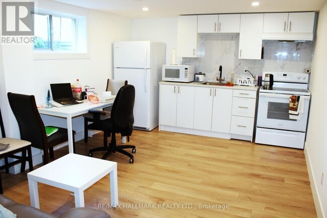 Building Photo - 439 Paliser Crescent S