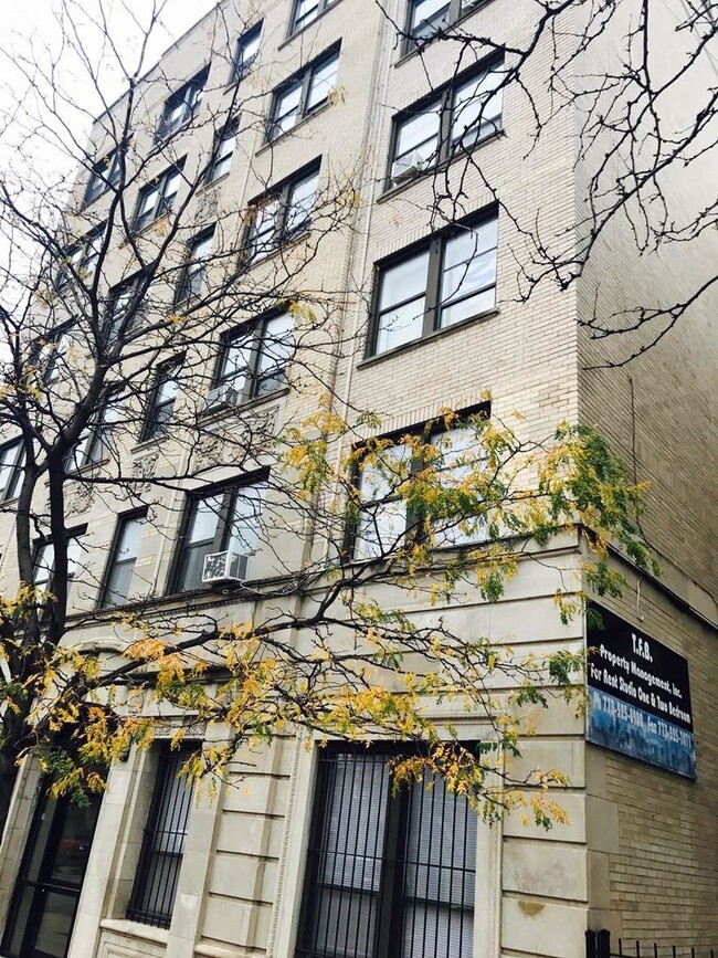 Building Photo - 3933 N Clarendon Ave