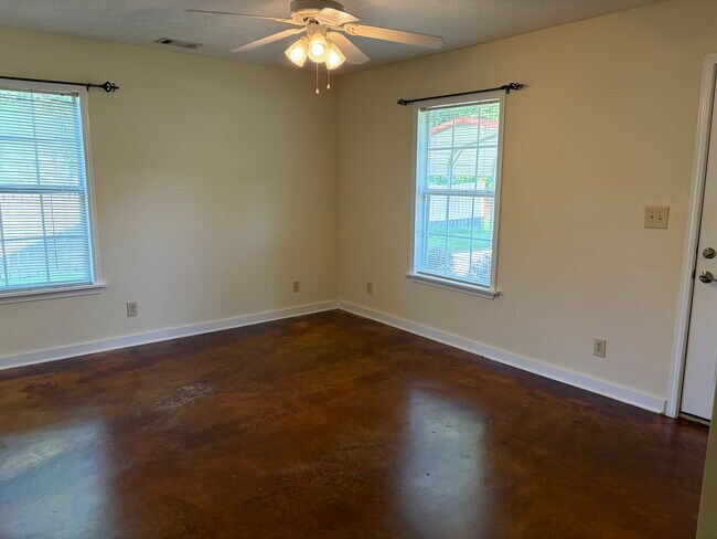 Building Photo - 31 Cottage Ln