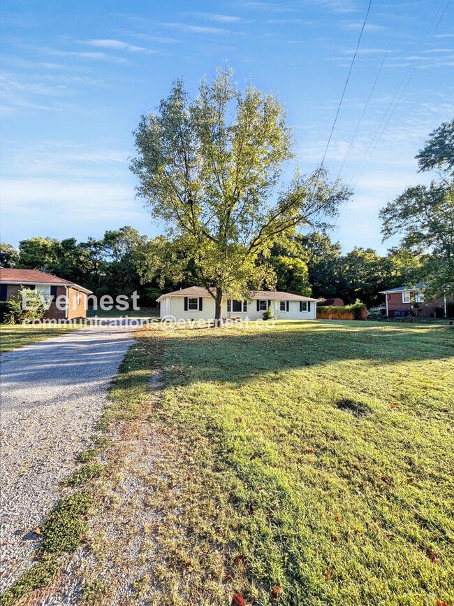 Foto del edificio - 818 W Old Hickory Blvd