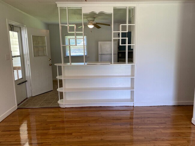 Foto del edificio - 3 Bed 1 Bath House with Spacious Backyard