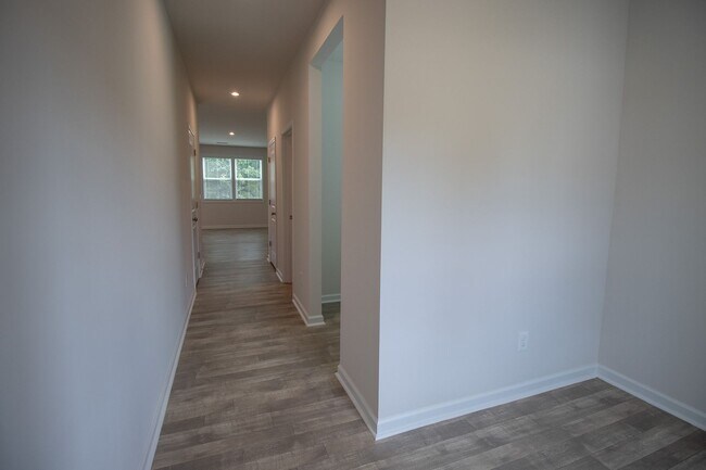 Building Photo - Spacious 4-Bedroom Home - Convenient to Fo...