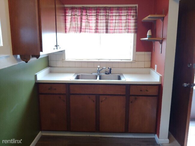 Foto del edificio - 1 br, 1 bath House - 320 Ruxton Ave A Unit A