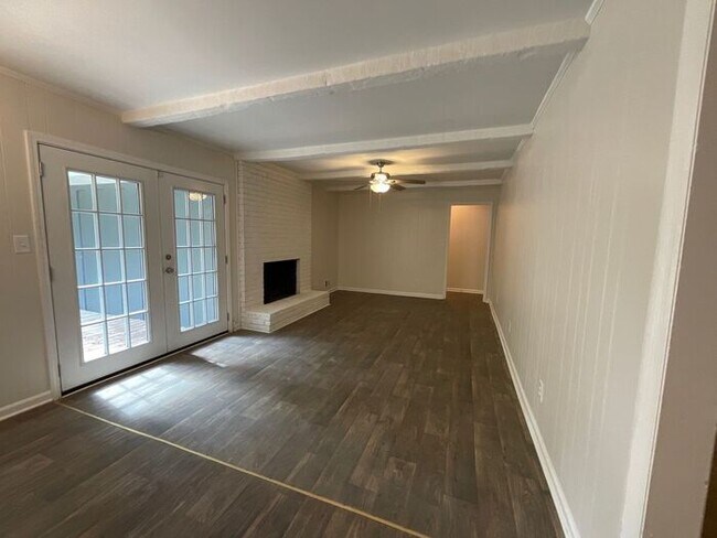 Foto del edificio - 3691 Idle Creek Dr