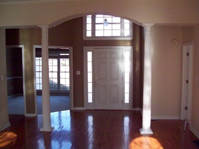 Building Photo - Single Story House w/Fenced Backyard